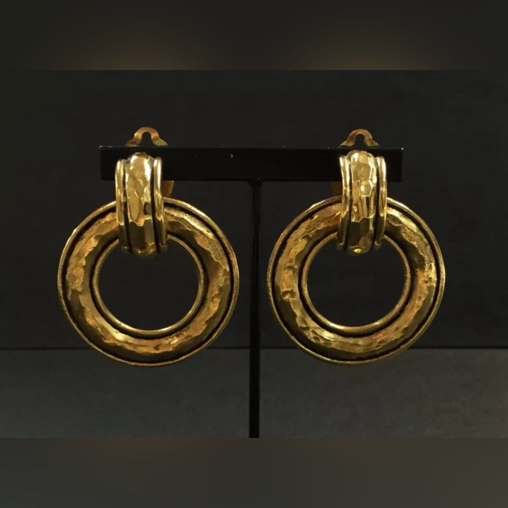 Chanel vintage 24kt gold plated hammered door knocker hoop clip on earrings. - Picture 2 of 11
